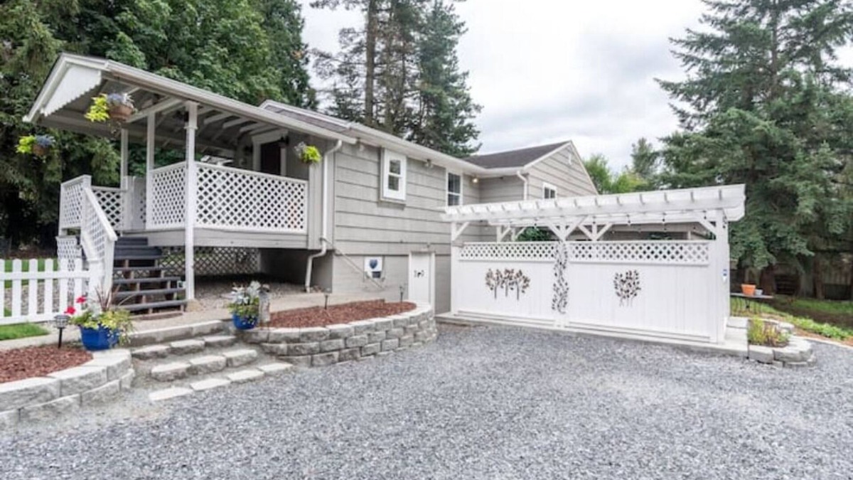 North Creek House | Private House in Woodinville with Hot Tub, close to Wineries!