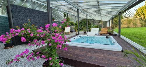 Velvary Villa | Private House with Sauna, Jacuzzi and Hawaiian Hothouse Spa