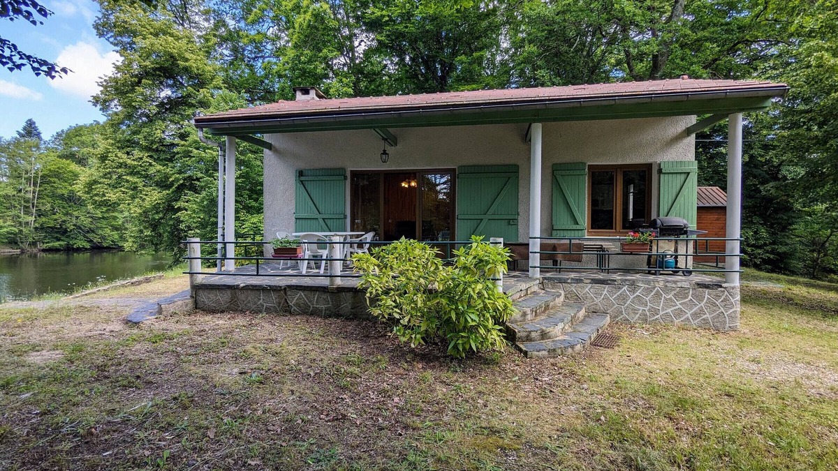 Le Menoux Cottage | Private island in Berry, nature and fishing, central heating