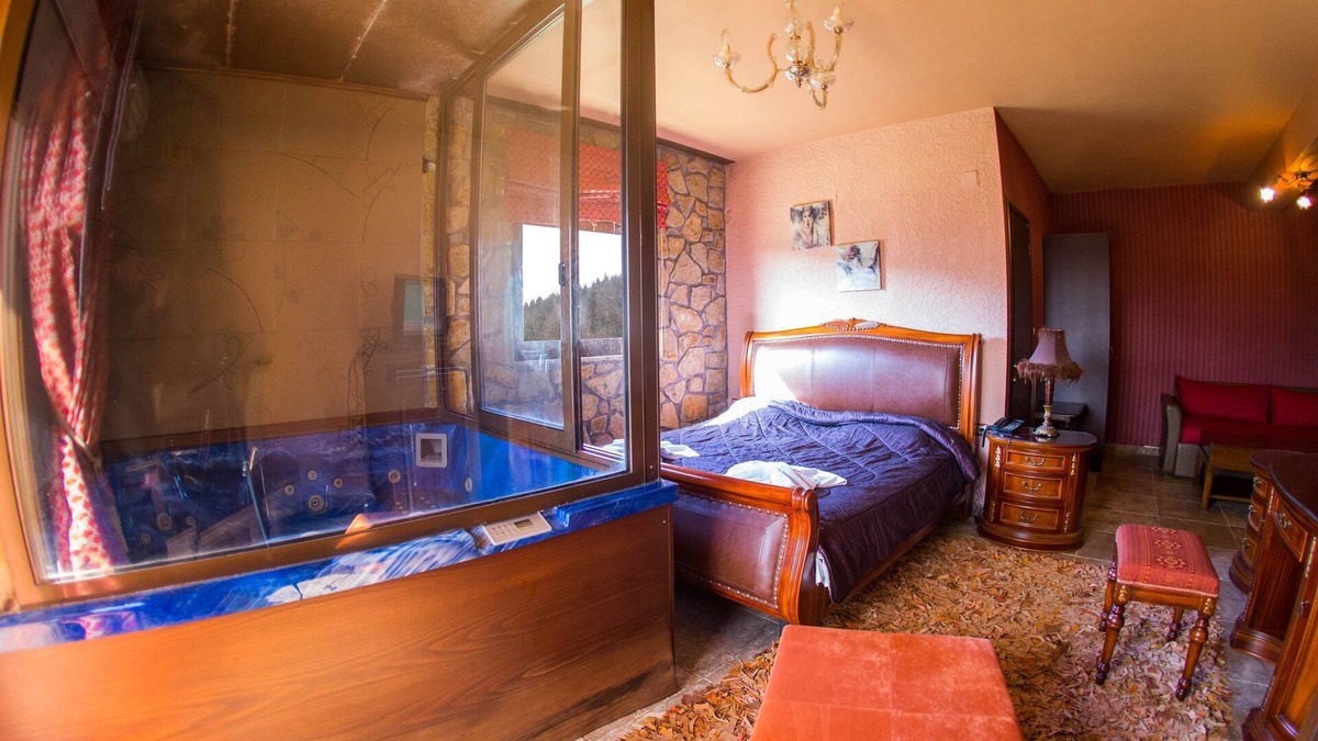 Krionerion House | Private Jaccuzzi Suite