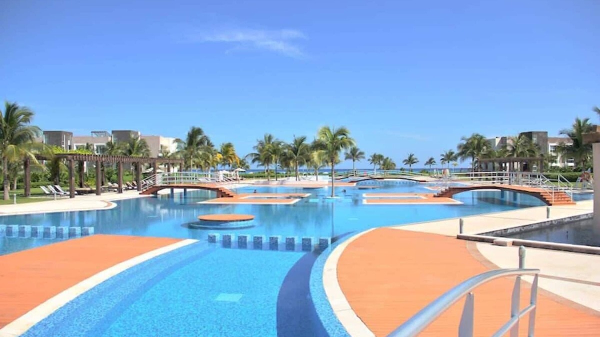 Luis Donaldo Colosio Condo | Private Jacuzzi | Infinity Pool | Beach | Terrace