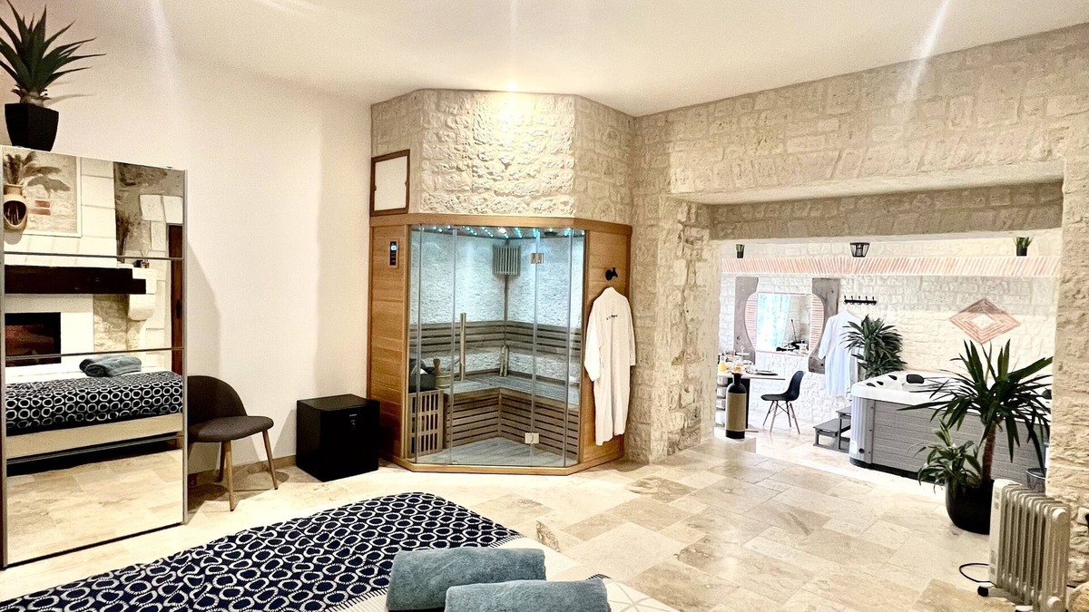 Saint-Nexans Bed & Breakfast | Private Jacuzzi Sauna Suite at Villa Del Castagnol