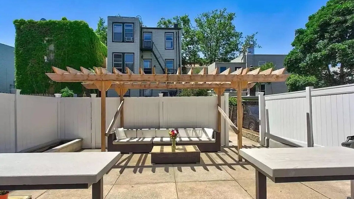 The Heights Apartment | Private Jersey City Retreat w/Backyard Bonfire & Grill · 20mins to NYC