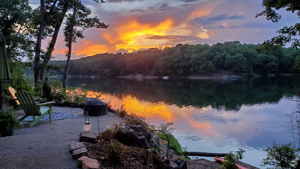 Bella Vista Apartment | Private Lake Avalon Basement Apartment – Dock, Fire Pit & Views