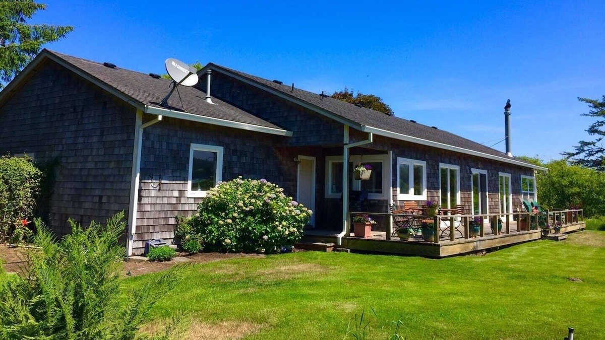 Warrenton Cottage | Private Lake Front Cottage with Dock and Amazing Views