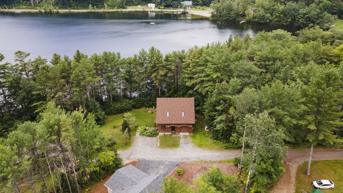 Springfield House | Private Lake Front House with Large Yard with Kayaks and Stand-up paddleboards!