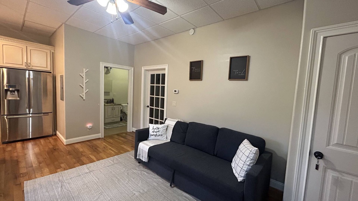 Hendersonville Apartment | Private Lake, Kayaks, Bike, fishing. Peaceful Private condo. Close to Hospital.