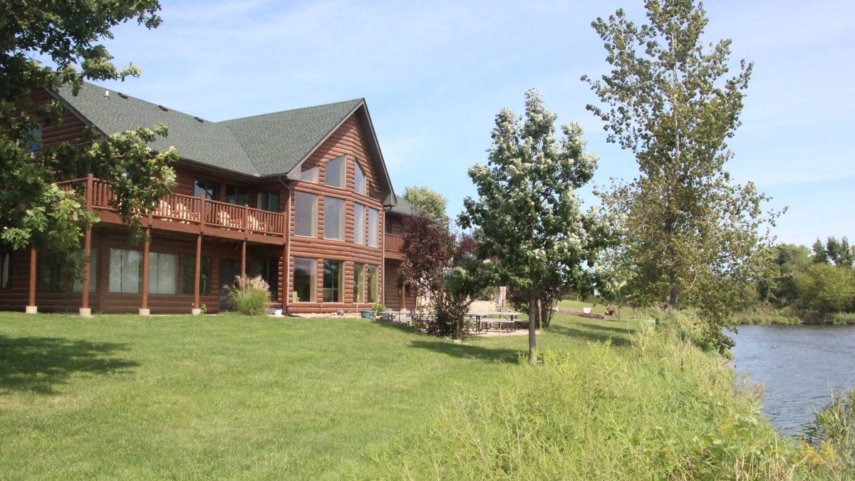 Norwalk Cabin | Private lake, lodge and 23 acre retreat south of Des Moines IA