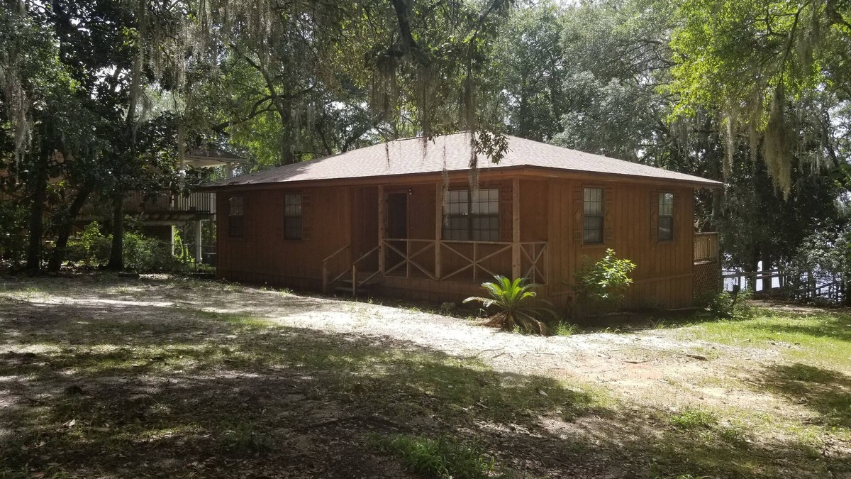 De Funiak Springs House | Private lakefront home w/porch & dock-fish, relax; quiet & shady