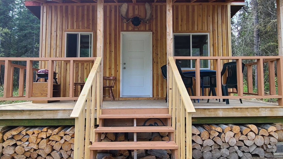 Yukon Cabin | Private lakefront cabin with mountain views