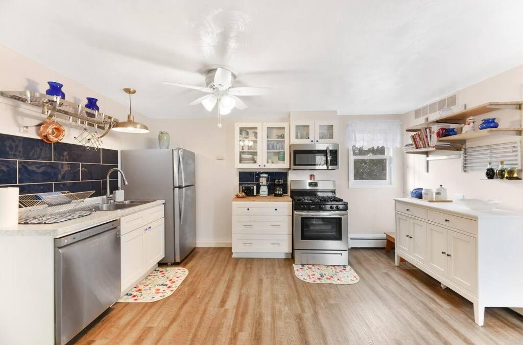 Youngstown House | Private Lakefront Luxury Minutes to the Falls