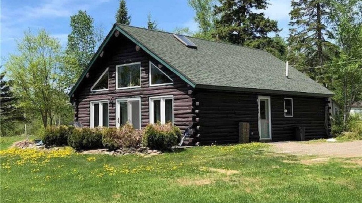 Portage Lake Cabin | Private Lakefront Log Cabin