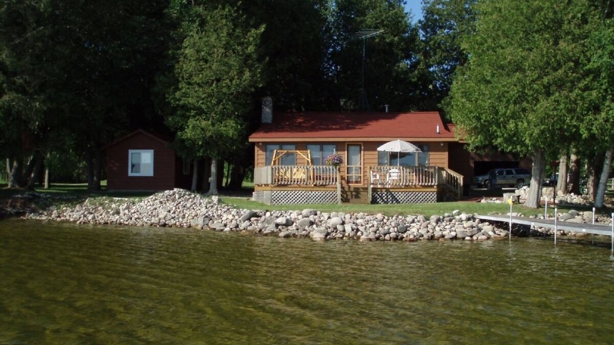 Cheboygan Cottage | Private Lakefront, Winter Wonderland