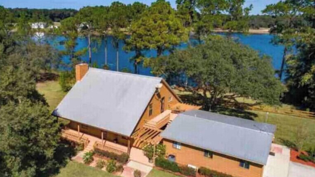 Crescent City Cabin | Private lakeside cabin with fire pit, GAME ROOM, kayaks.