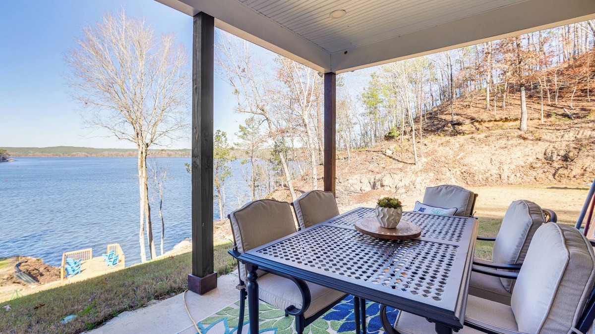 Rockford House | Private Lakeview Haven in Rockford