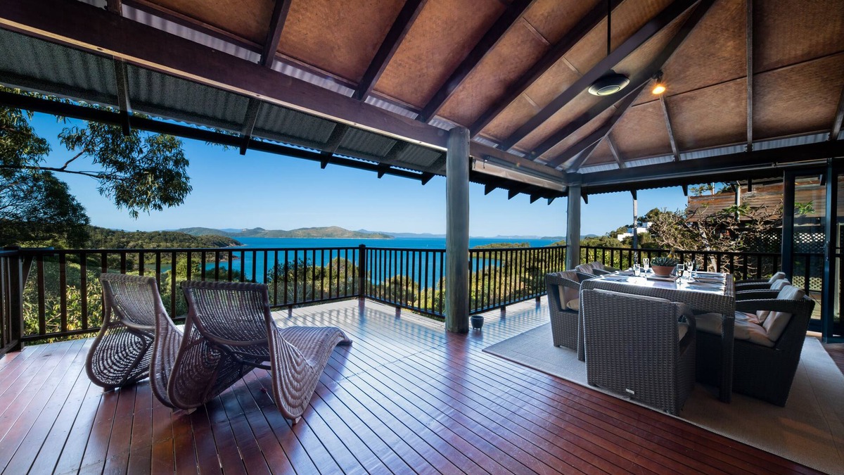 Shute Harbour House | Private location, unbeatable Island views! ASK ABOUT OUR 5 NIGHT DISCOUNT T&C.