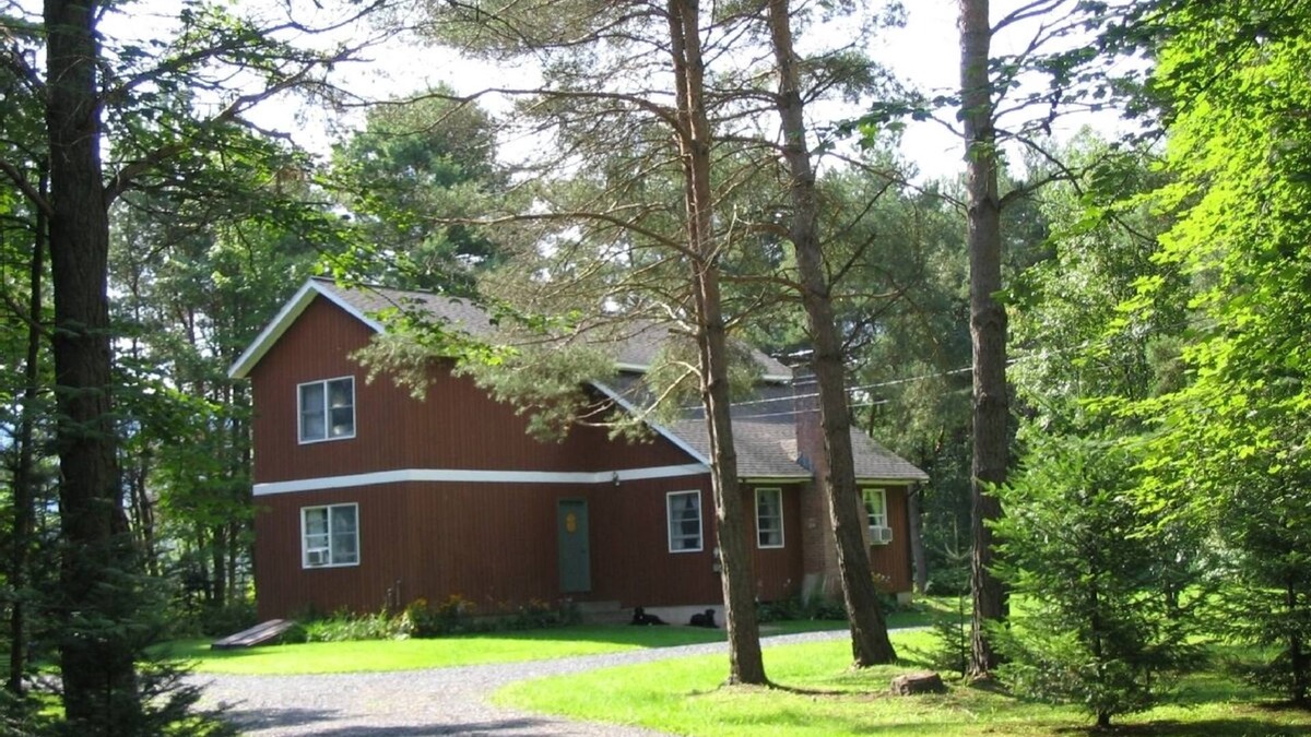 Morrisville House | Private Location, Fireplace, WiFi, AC, Minutes to Stowe Village