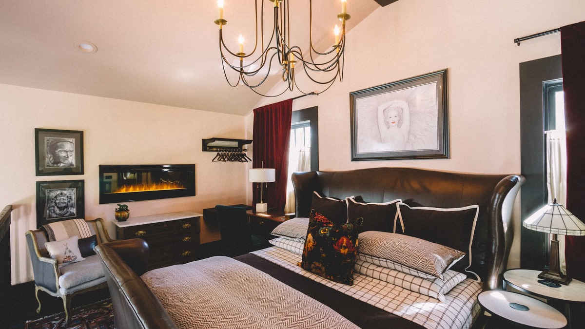 Sebastopol House | Private Lofted Downtown Studio