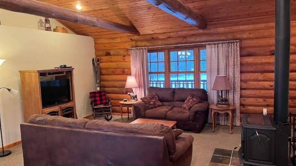 Merrillan Cabin | Private Log Cabin near Lake Arbutus and ATV trailsn