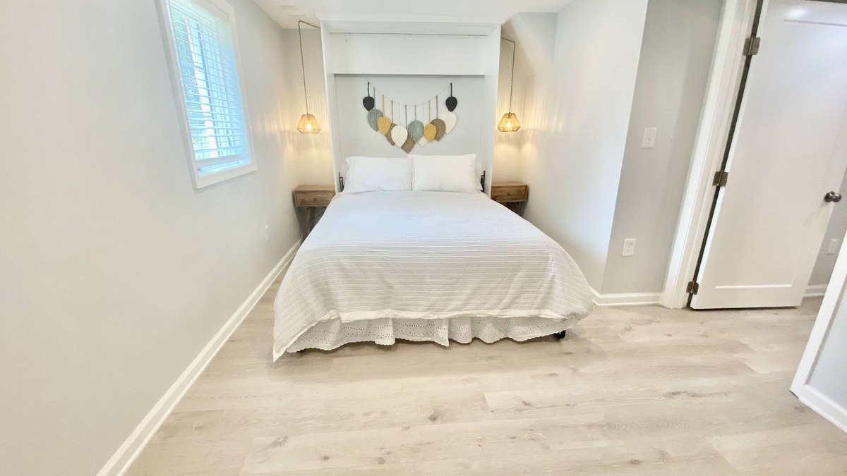 Fairfax House | Private Lower Level Apartment w/Separate Entrance I 30 Day Minimum