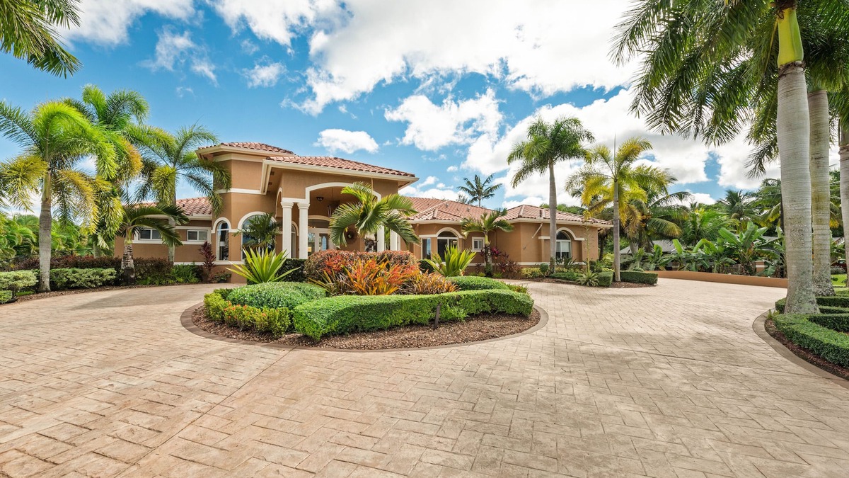 Green Meadow House | 🌴 Private Luxury Oasis in Southwest Ranches-Pool, Acreage & Peace 🌴