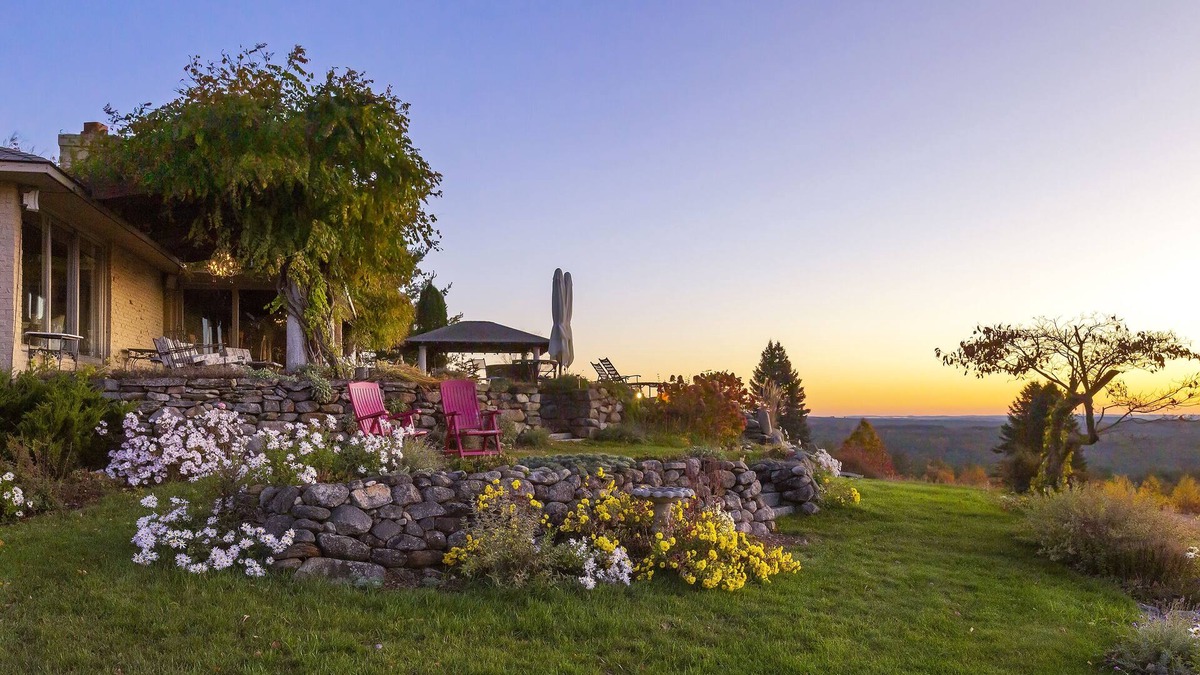 Lyndeborough Villa | Private & Luxurious