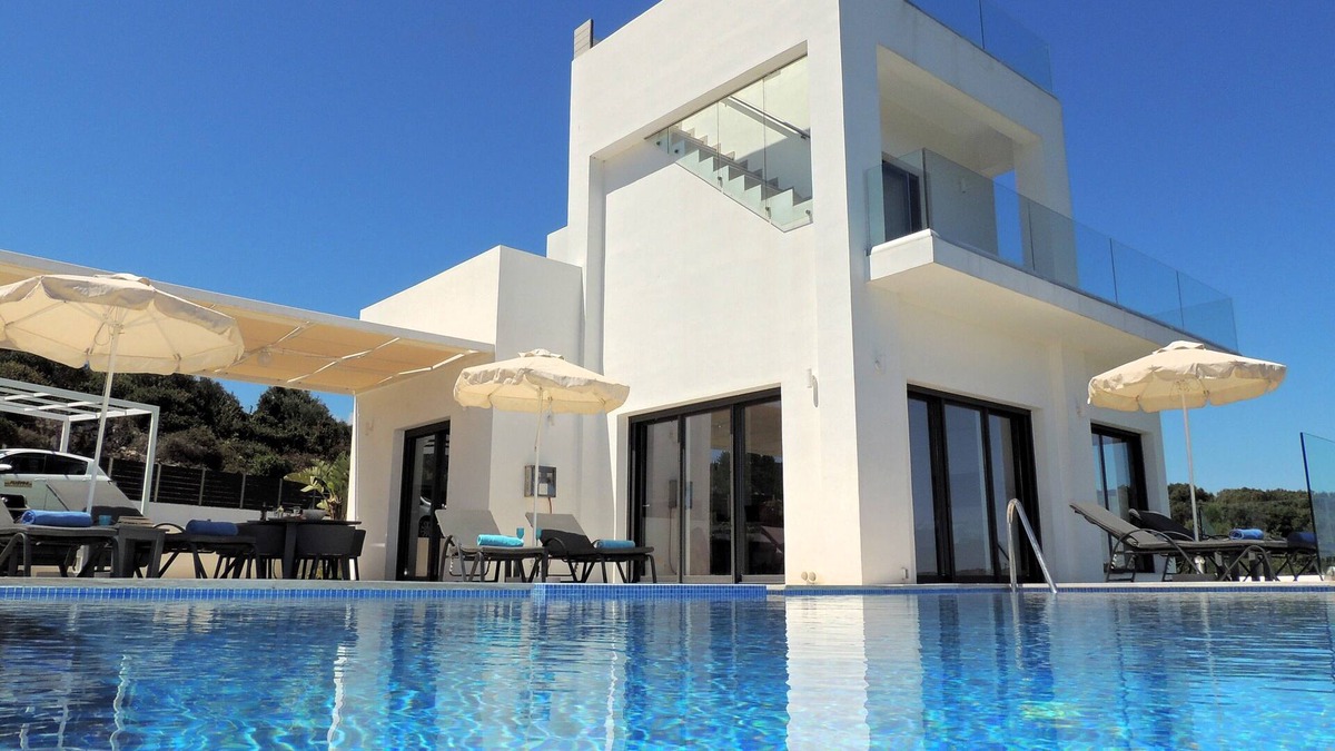 Plaka Villa | Private Luxury 3 Bedroom Villa With Infinity Pool, Games Room & Fantastic Views