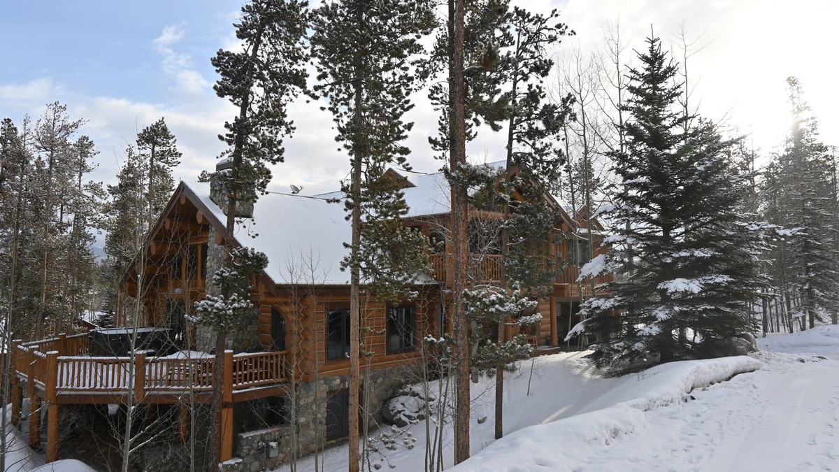 The Reserve House | Private Luxury Home-10 minutes to Ski Resorts-Walk to Restaurants-Hot Tub