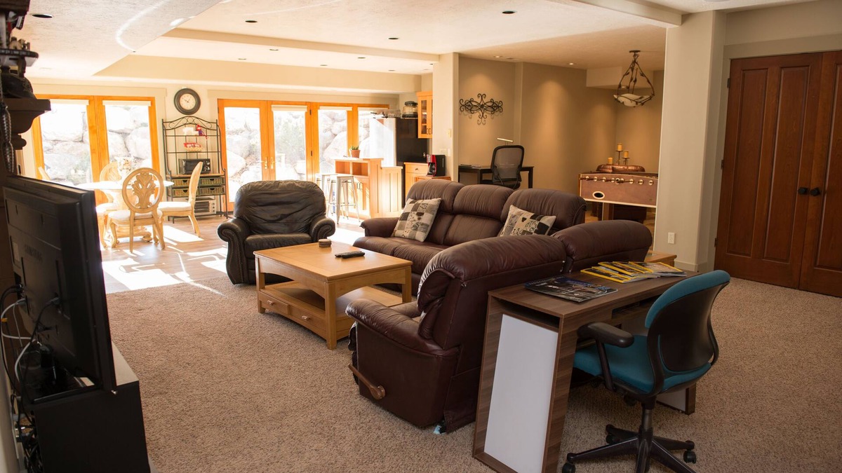 Draper House | Private Luxury Retreat: In-home Theatre, Hot Tub, Gym, Game Room, and Zebra!