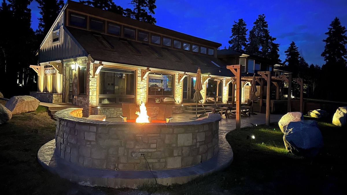 Divide House | Private Luxury Spa Retreat -Mountain View, Hot Tub & Sauna