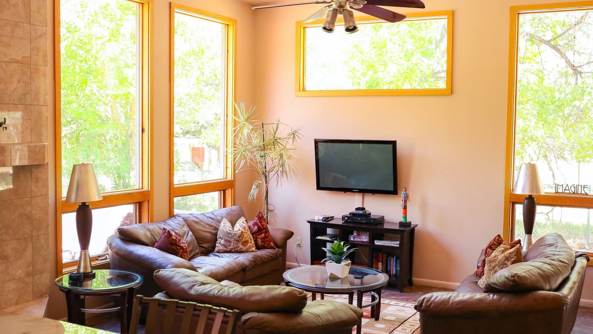 Zion National Park South Entrance Villa | Private Luxury Villa Kitchen Pool & Hot Tub, 5~ minute walk from Zion Entrance.