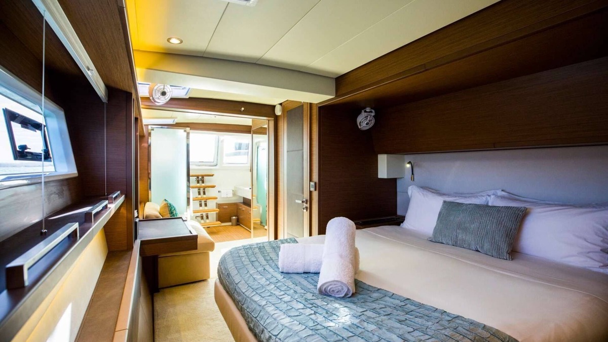 Flag Hill Boat Rental | Private Luxury Yacht with Captain & Chef - All-inclusive for up to 10 guests