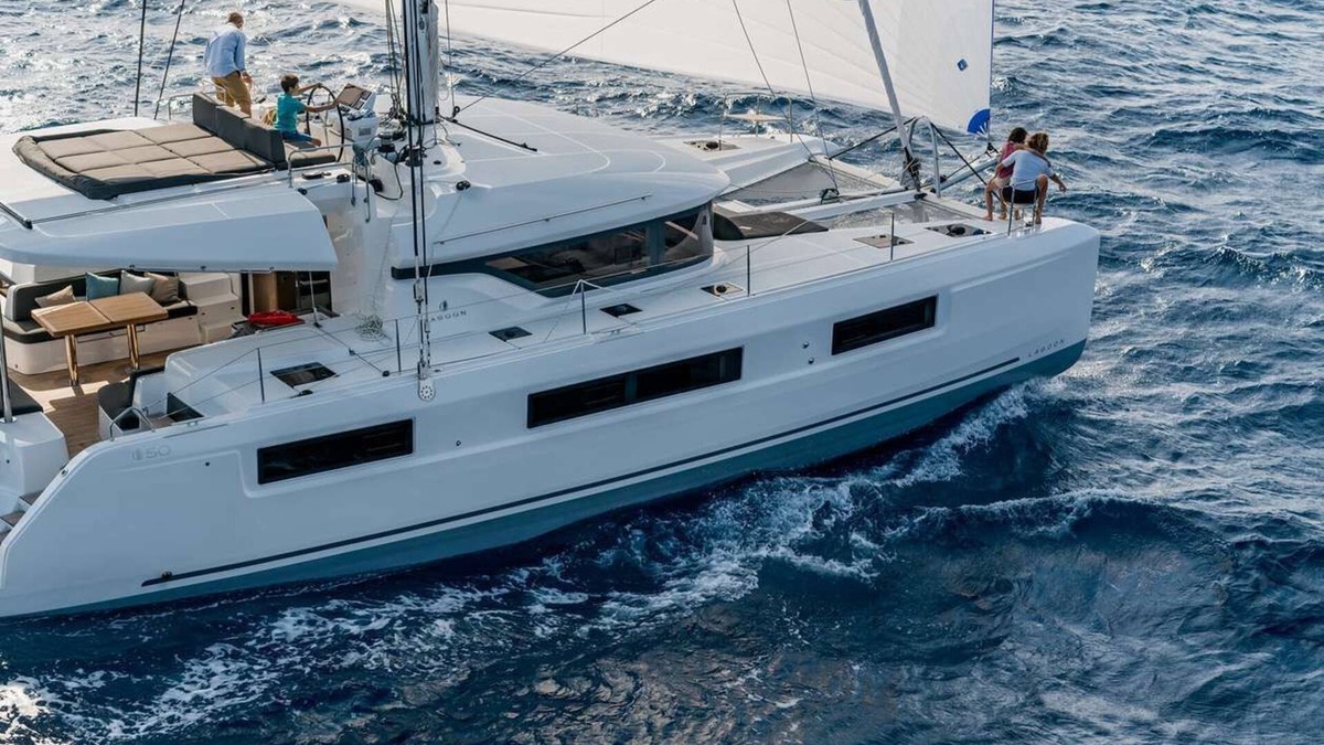 Estate Kings Quarter Boat Rental | Private Luxury Yacht with Captain & Chef - All-inclusive for up to 8 guests