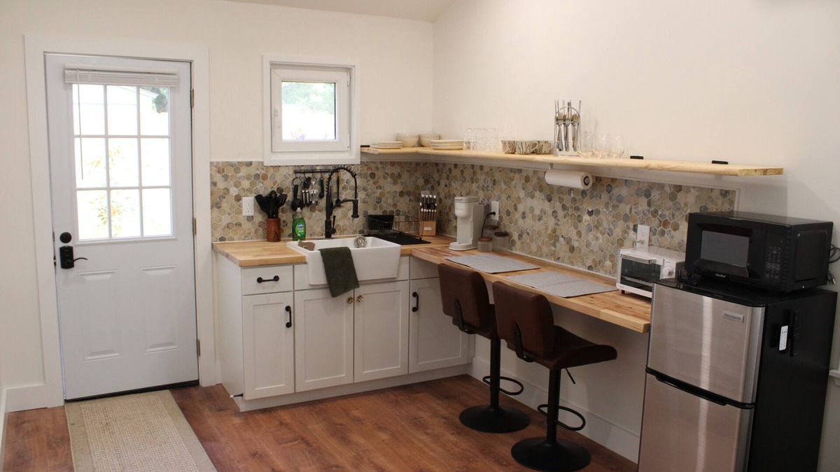 Pooler Apartment | Private Master Suite - 1 Bed 1 Bath 1 Futon 1 Kitchen