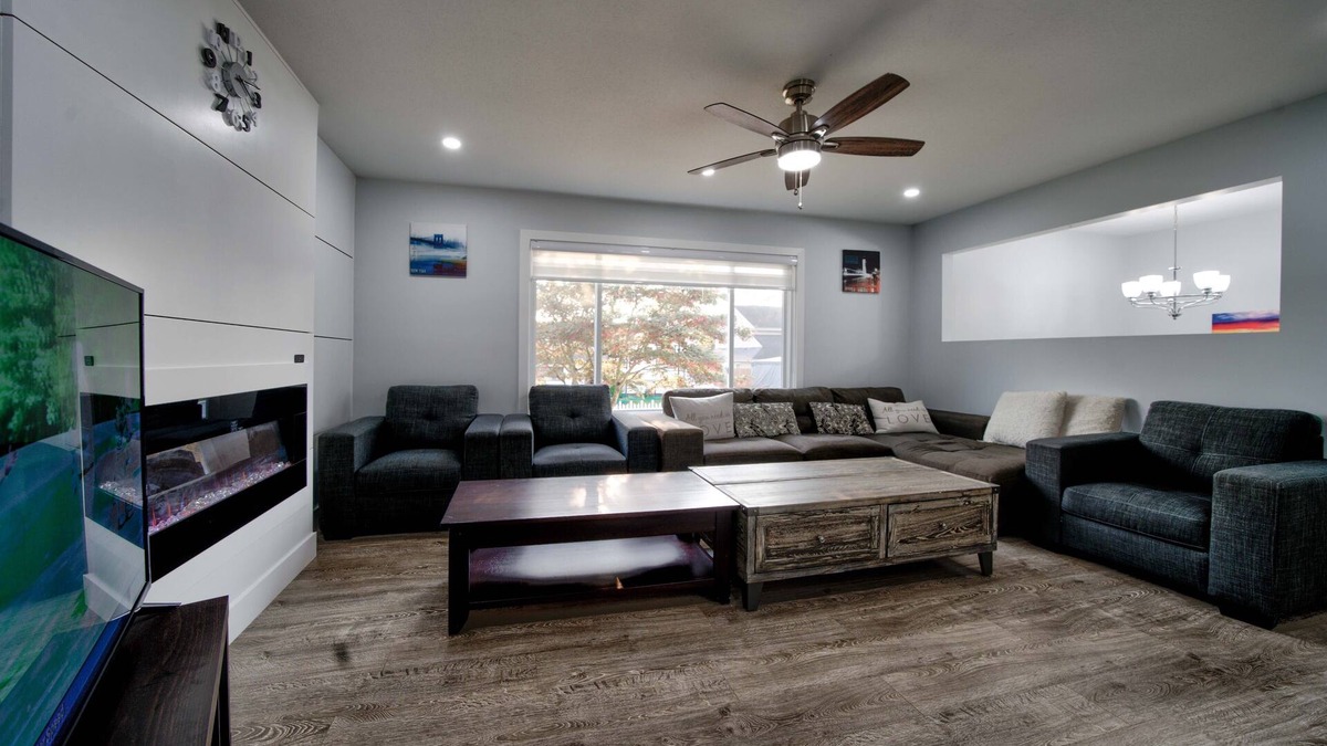 Langley House | Private modern home, 5 beds, Central Langley
