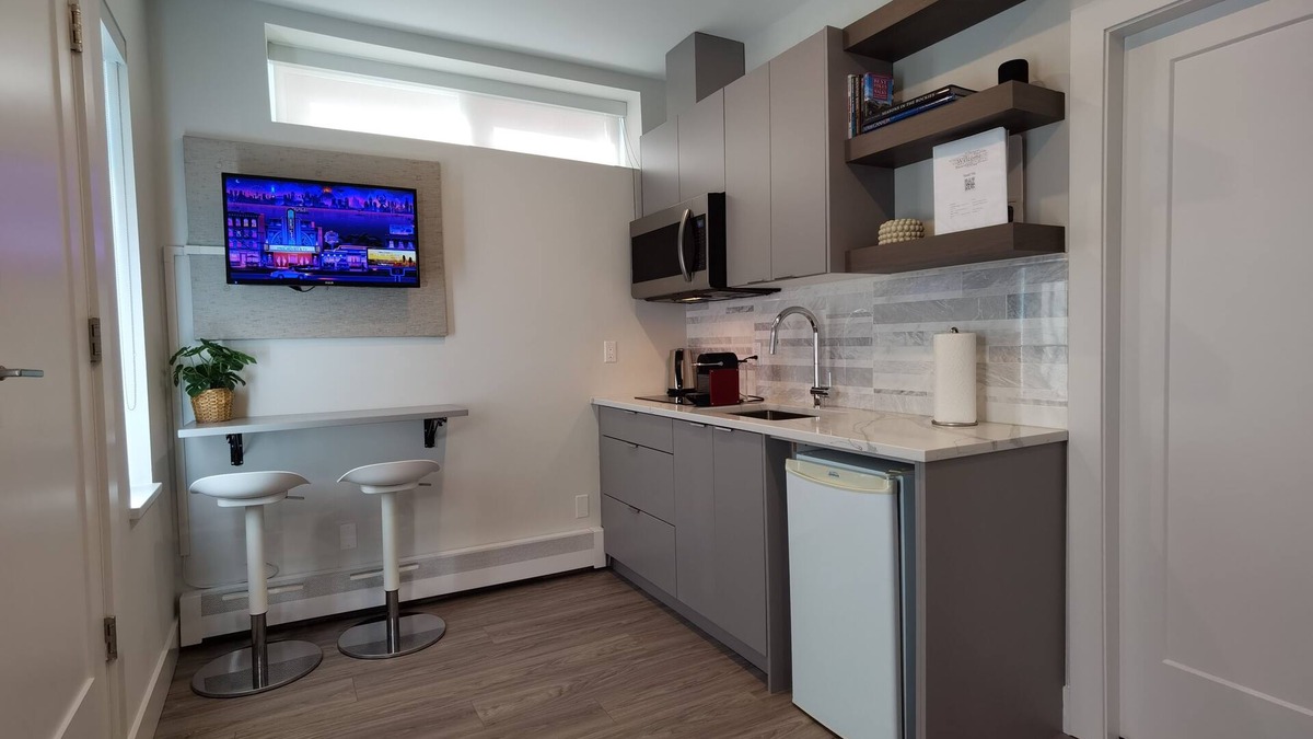 Renfrew-Collingwood House | Private Modern Suite - Central Location