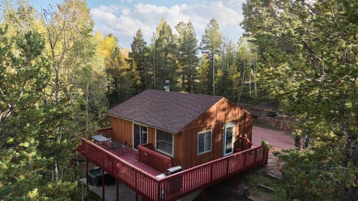 Rainbow Valley Cabin | Private Mountain Cabin w/Hot Tub + Forest Views