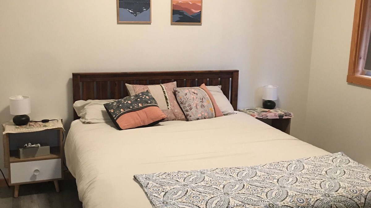 Kaslo Cottage | Private mountain view haven in the beautiful West Kootenays