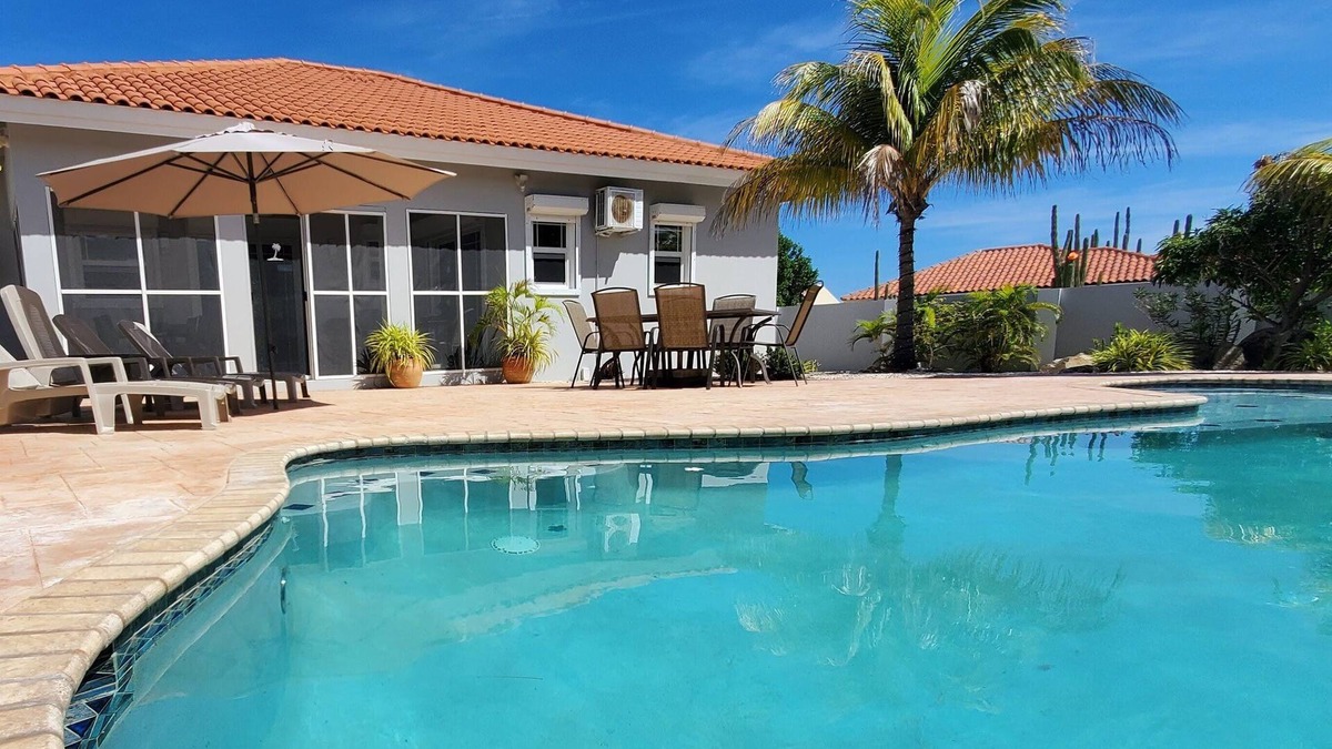 Noord House | Private Oasis-3BR w/Pool & Garden – 1 .1miles to Palm Beach, Ideal for Families