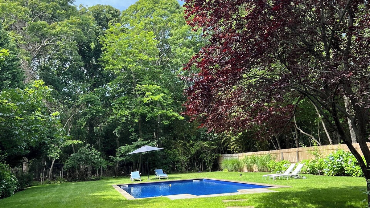 Springs House | Private Oasis. Walk to Waterfront Dining. Large Garden & Pool. Dog-Friendly