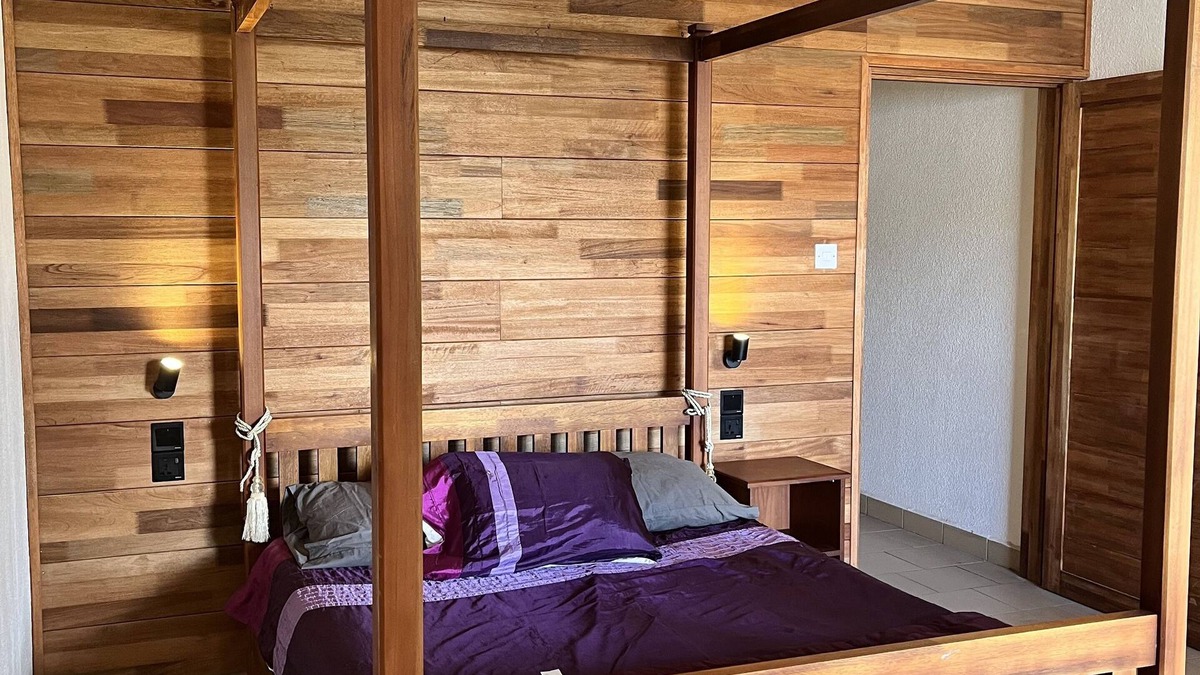 Wolmar Apartment | Private one bed apartment1 min walk to beach WIFI, Nespresso & Air Fryer