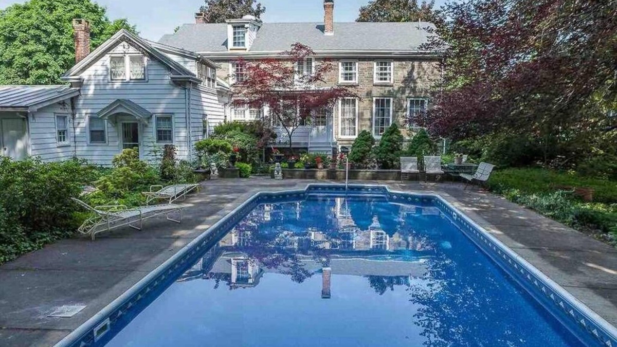 Kingston House | Private one bedroom guesthouse with pool