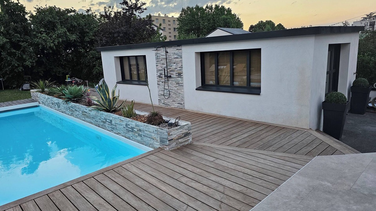 Decines-Charpieu Bed & Breakfast | Private outbuilding near groupama stadium and LDLC arena