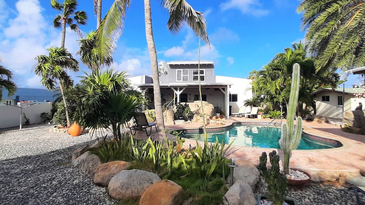 Piedra Plat Villa | Private Paradise: tropical garden, pool & jacuzzi