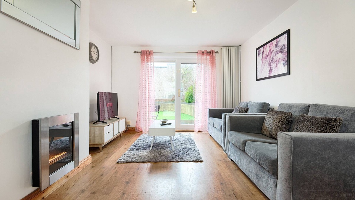 Sketty House | Private Parking, Garden, Close to Beach!