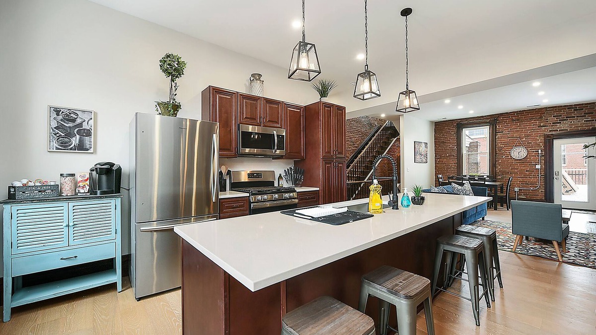 South Side Slopes House | Private - Parking - King Bed - BBQ- Deck with View- 5 min DT- South Side Flats