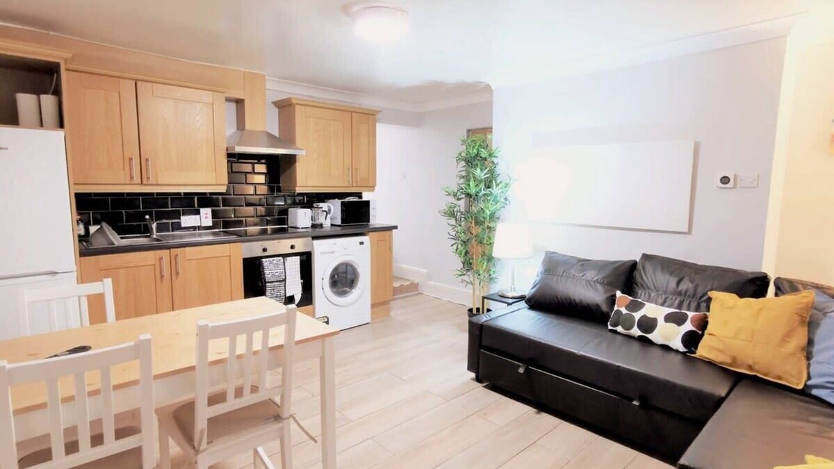 Broadstone Condo | Private patio 2BEDROOM APARTMENT RELIABLE WIFI &TV