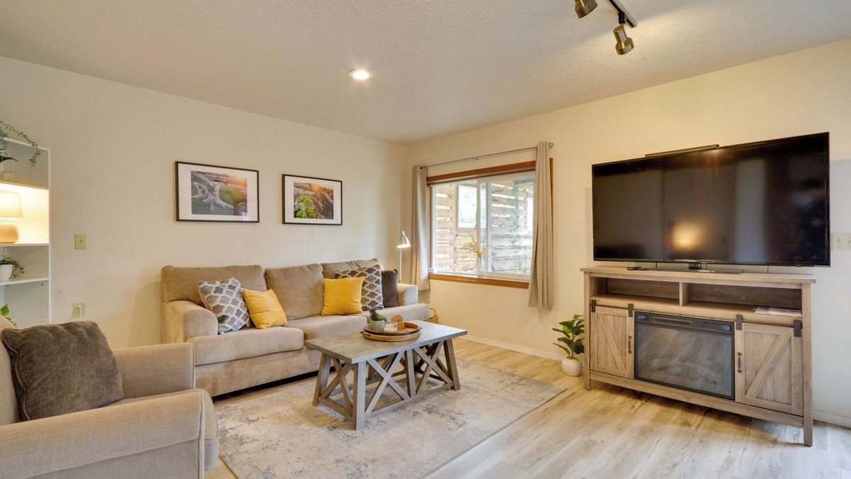Oak Creek Apartment | Private Patio: Portland Pad Near Parks!