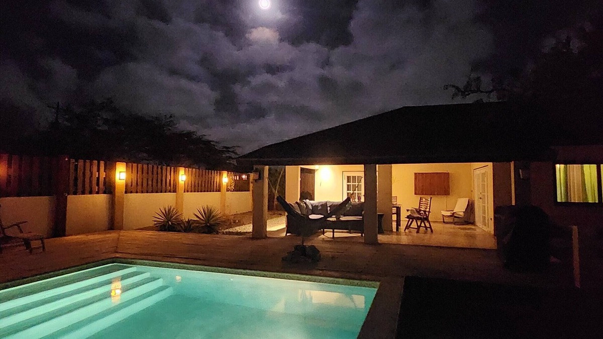 Oranjestad House | Private Peaceful Paradise on One Happy Island