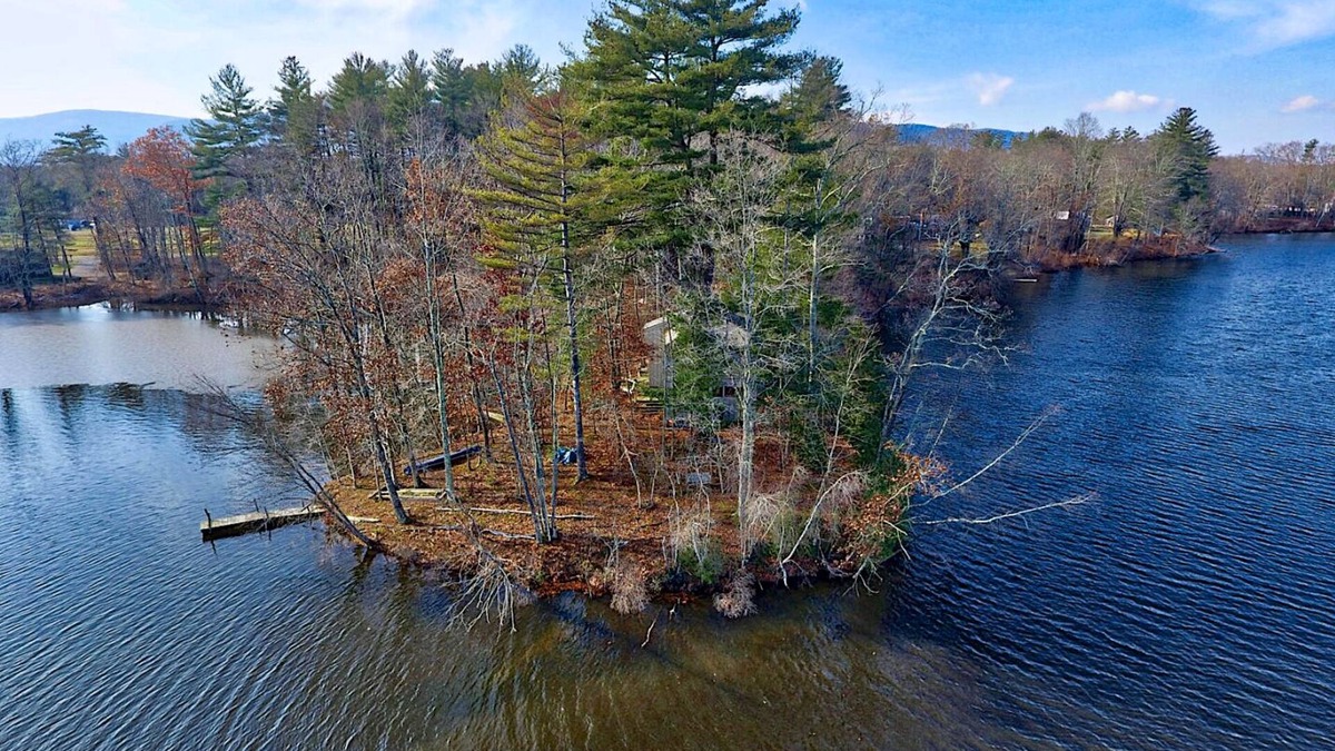 Sheffield House | PRIVATE PENINSULA 2ac surrounded by water min from hiking skiing theater music